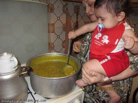 بردیا و مامان مینو در حال آش پختن