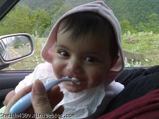 دخملی در حال خوردن غذای کمکی