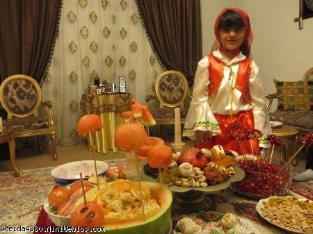 الینادر کنار کرسی شب یلدا 