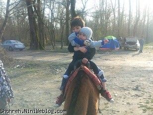 من و داداشی در حال اسب سواری