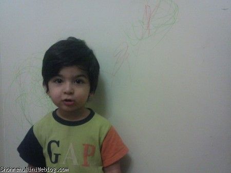چهره مظلوم خطاکار که میگفت مامانجون (من ن آشی ایشیدم)=من نقاشی کشیدم