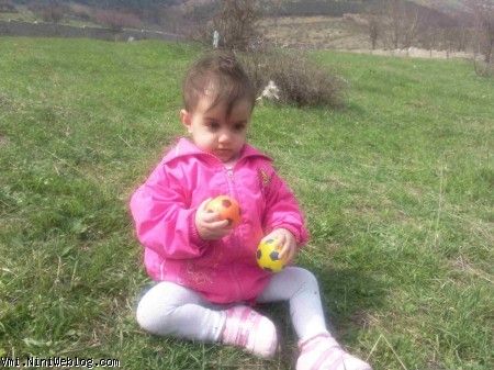 داخل سبزه ها میخواهی توپ بازی کنی