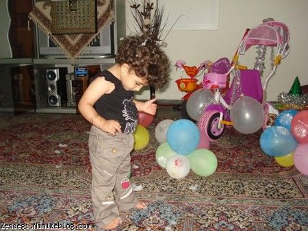 داري با تعجب دونه هاي برفي كه به پات چسبيده رو نگاه مي كني