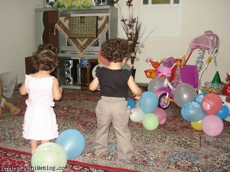 چقدر رو به دوربين ... چند صباحي هم پشت به دوربين ...