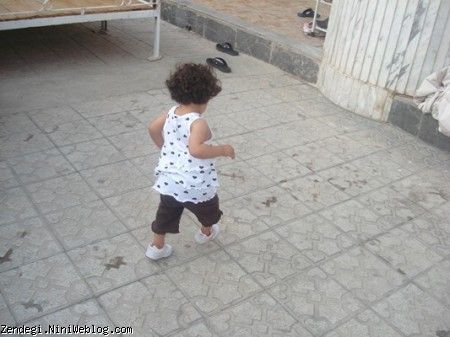 دوم مهرماه نود در حال فرار به سمت ساختمون