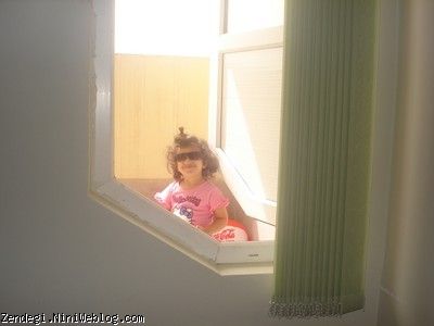 استفاده از هوای بهاری از توی بالکن