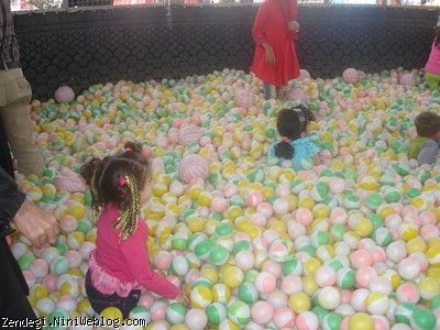 ای وای نی نی خطر داره بیا پایین ...